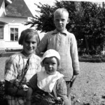 Inga Lönn med sina halvbröder Gunnar f. 1917 och Arne f. 1922 framför lärarbostaden Gustavsborg, som var familjens hem tills Ekeby köptes.
