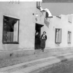 Augusta Nilssons Hembageri, står det på väggen på Bagaregatan, där Näckrosens garage långt senare låg. 1933 kikar Inga o Karin ut och då har lokalen blivit Blombergs konditori. Kondiset blev ingen framgångssaga, det slutade med konkurs, sannolikt under 1934 - Georg är ju konditor på Karibienkryssningen 1934/35.